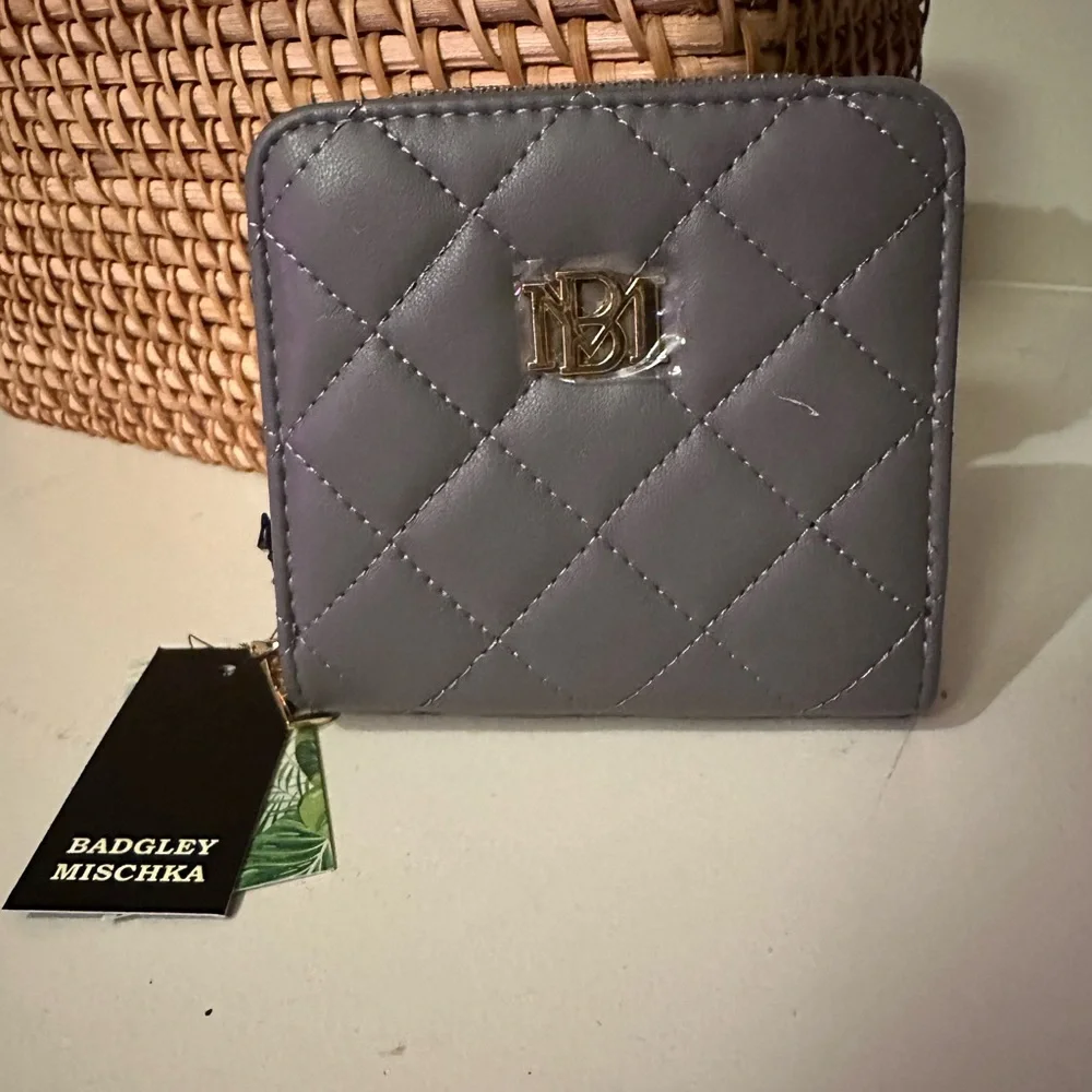 Badgley Mischka Vegan Leather Gray Quilted Wallet | NWT‎